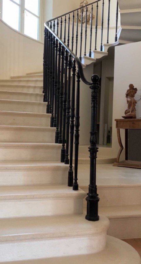 CAST IRON RAILINGS ON MARBLE STAIRCASE WITH BC02 COLUMNS AND BC08 TOPO POST