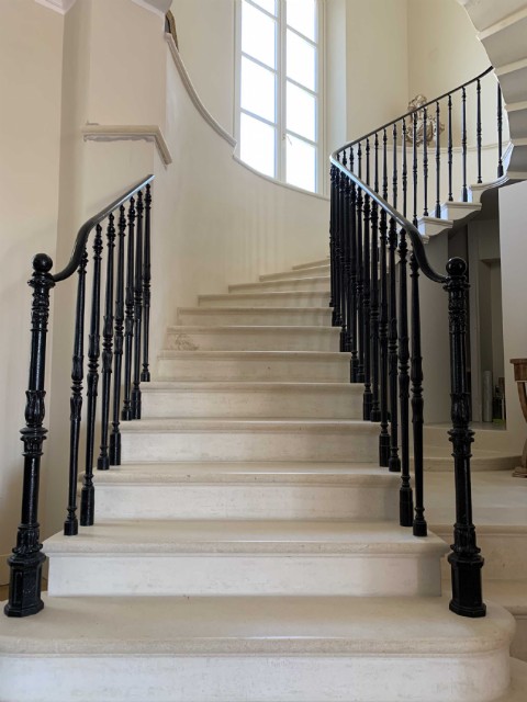 CAST IRON RAILINGS ON MARBLE STAIRCASE WITH BC02 COLUMNS AND BC08 TOPO POST